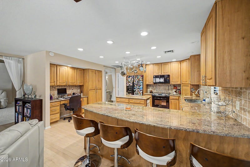 9146 W Oraibi Dr, Peoria, AZ 85382