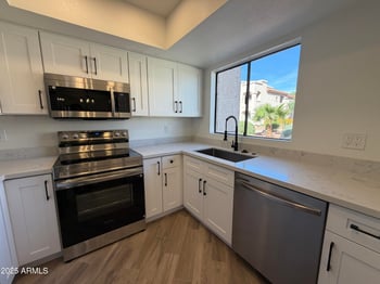 9151 Greenway Rd #106, Peoria, AZ 85381
