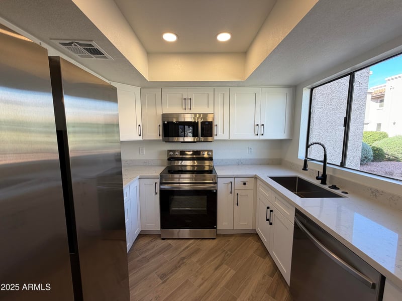 9151 Greenway Rd #106, Peoria, AZ 85381