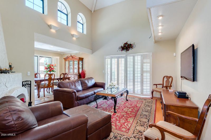 917 E Becker Ln, Phoenix, AZ 85020