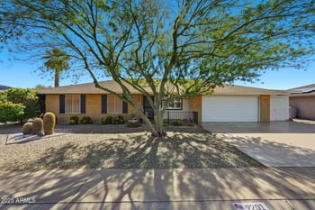 9201 Long Hills Dr, Sun City, AZ 85351