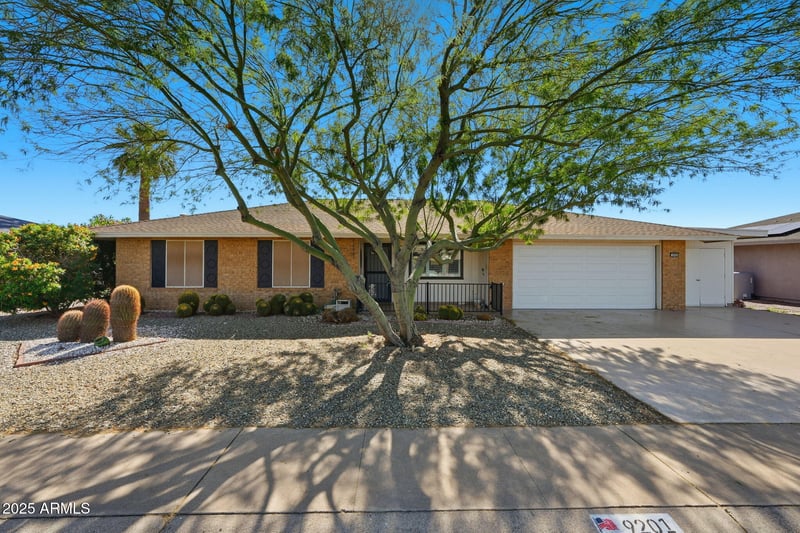 9201 Long Hills Dr, Sun City, AZ 85351