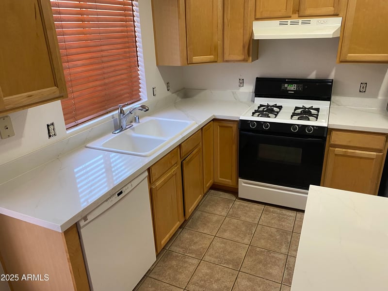 922 Blackhawk Dr, Phoenix, AZ 85024