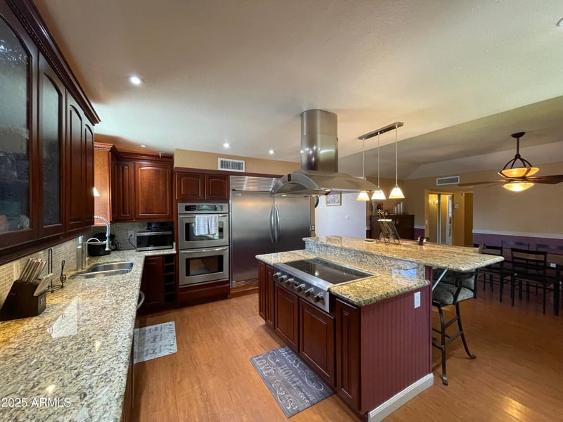 9221 48th Dr, Glendale, AZ 85302