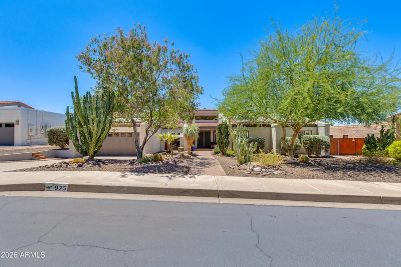 925 E Waltann Ln, Phoenix, AZ 85022