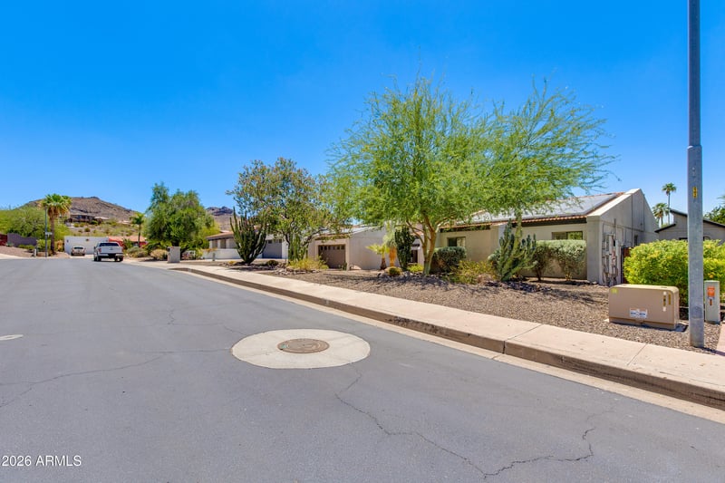 925 E Waltann Ln, Phoenix, AZ 85022