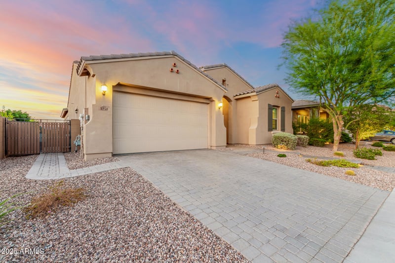 9258 White Feather Ln, Peoria, AZ 85383