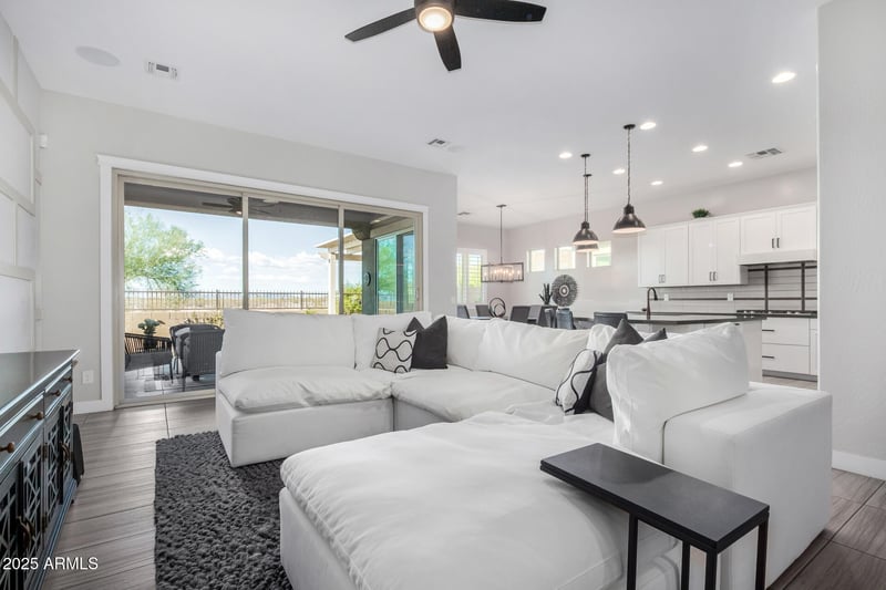 9258 White Feather Ln, Peoria, AZ 85383
