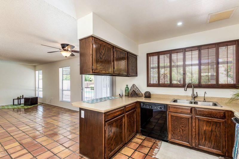 926 E Le Marche Ave, Phoenix, AZ 85022