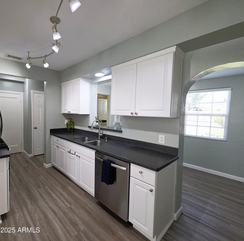 930 Mackenzie Dr, Phoenix, AZ 85013