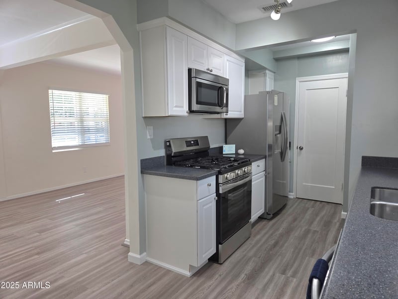 930 Mackenzie Dr, Phoenix, AZ 85013