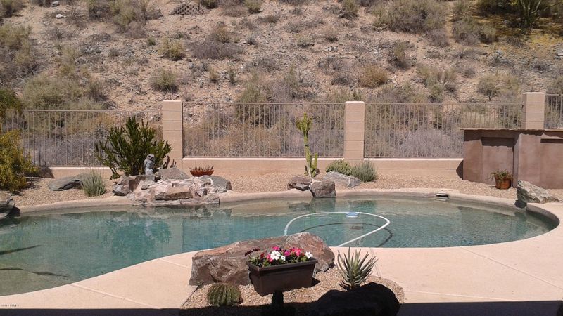 932 E South Fork Dr, Phoenix, AZ 85048
