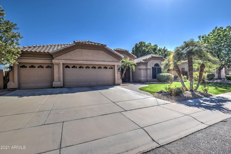 933 E Desert Flower Ln, Phoenix, AZ 85048
