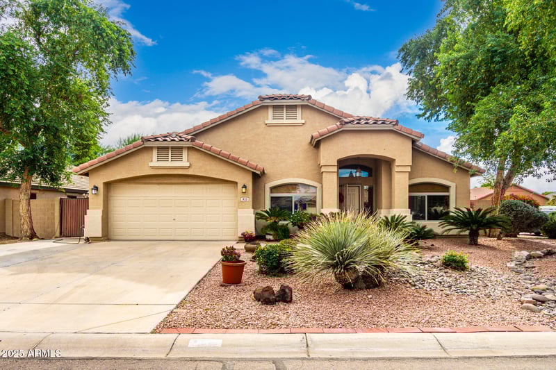 933 Holstein Trl, San Tan Valley, AZ 85143