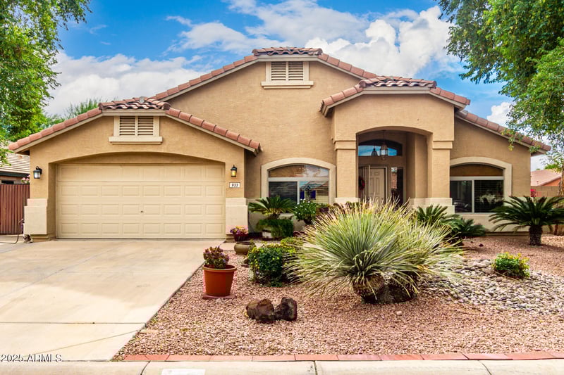 933 Holstein Trl, San Tan Valley, AZ 85143