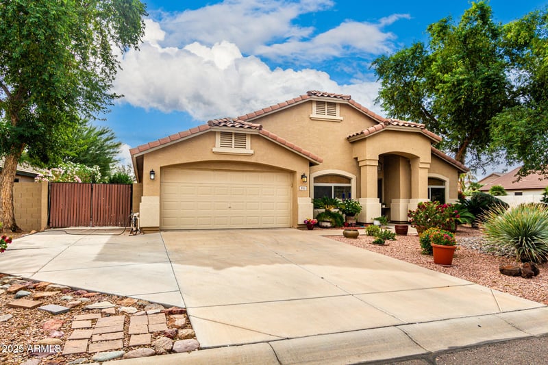 933 Holstein Trl, San Tan Valley, AZ 85143