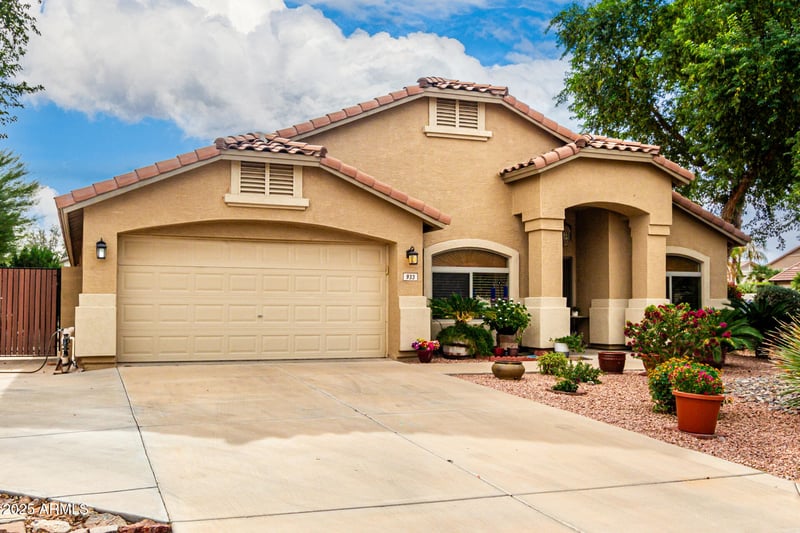 933 Holstein Trl, San Tan Valley, AZ 85143