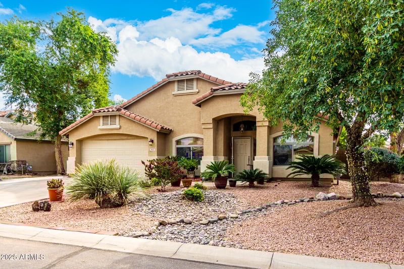 933 Holstein Trl, San Tan Valley, AZ 85143