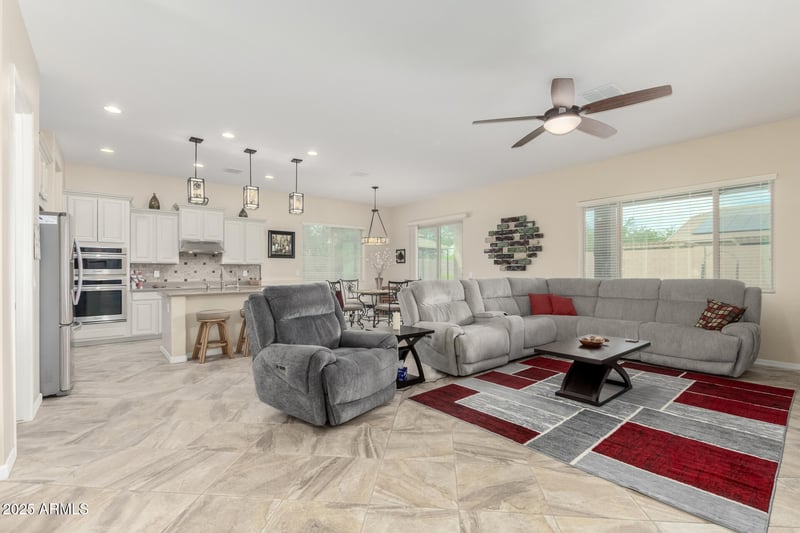 9390 Louise Dr, Peoria, AZ 85383