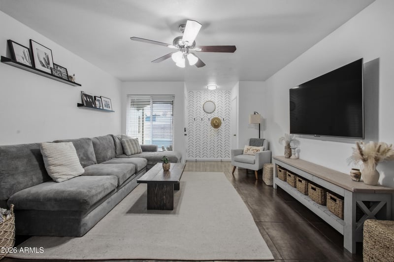 9425 N 63rd Dr, Glendale, AZ 85302