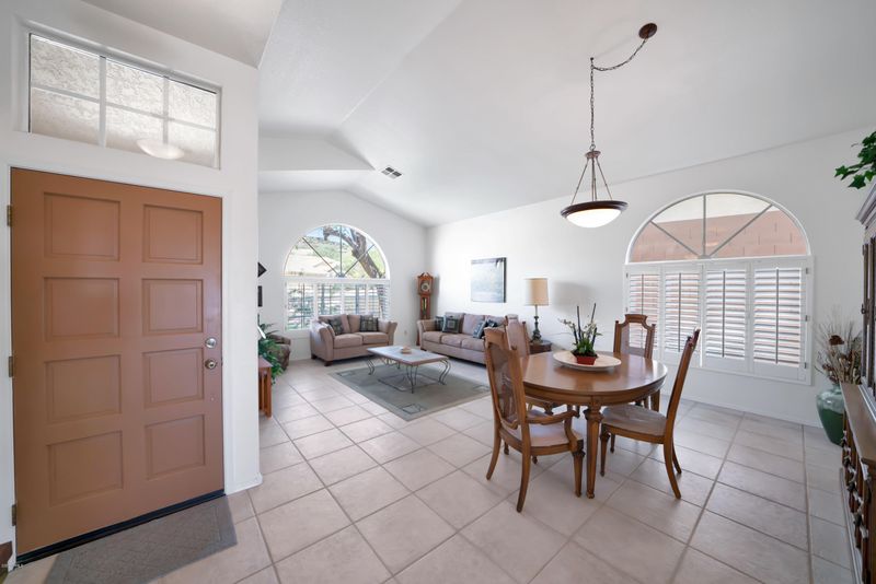 943 E South Fork Dr, Phoenix, AZ 85048