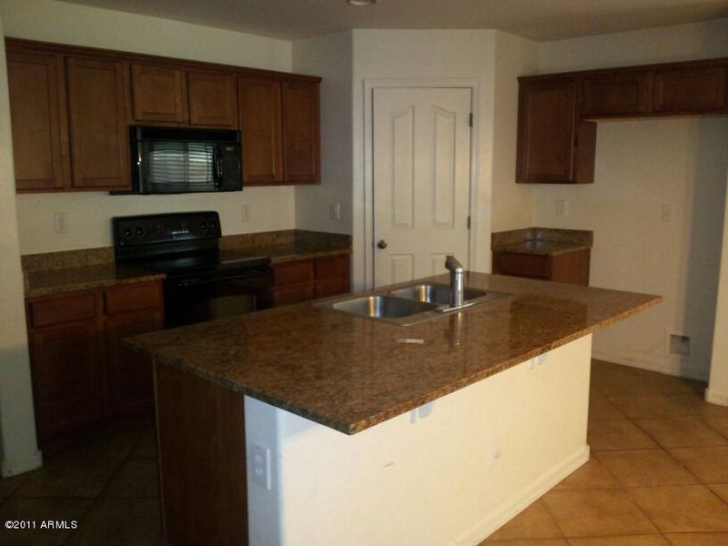 943 W Desert Hills Dr, San Tan Valley, AZ 85143