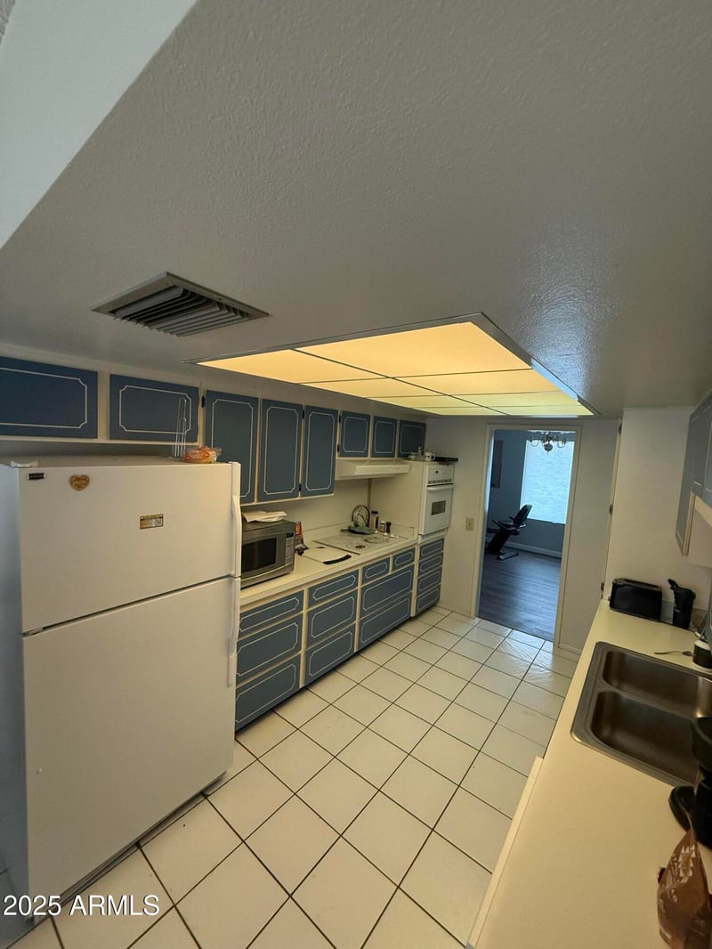 9445 W Rolling Hills Dr, Sun City, AZ 85351