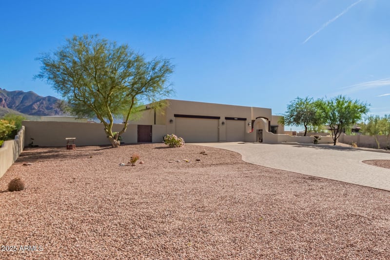 945 Mountain View Rd, Apache Junction, AZ 85119