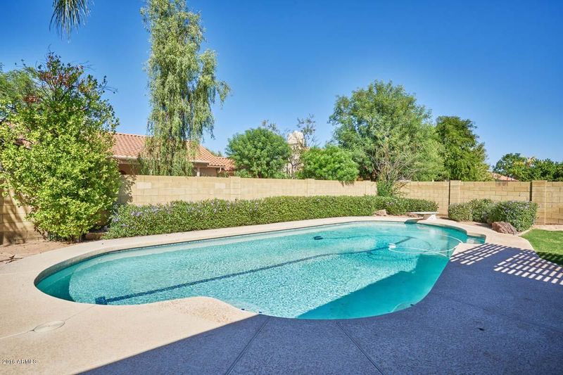 946 E Knight Ln, Tempe, AZ 85284