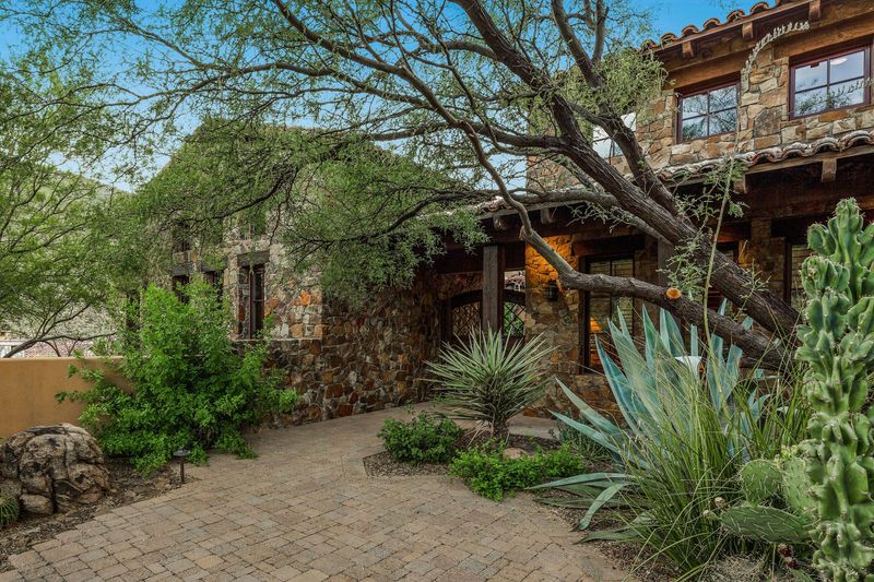 9499 E Cintarosa Ps, Scottsdale, AZ 85262