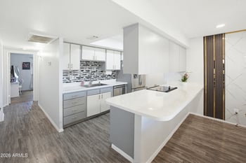 9521 43rd Dr, Glendale, AZ 85302