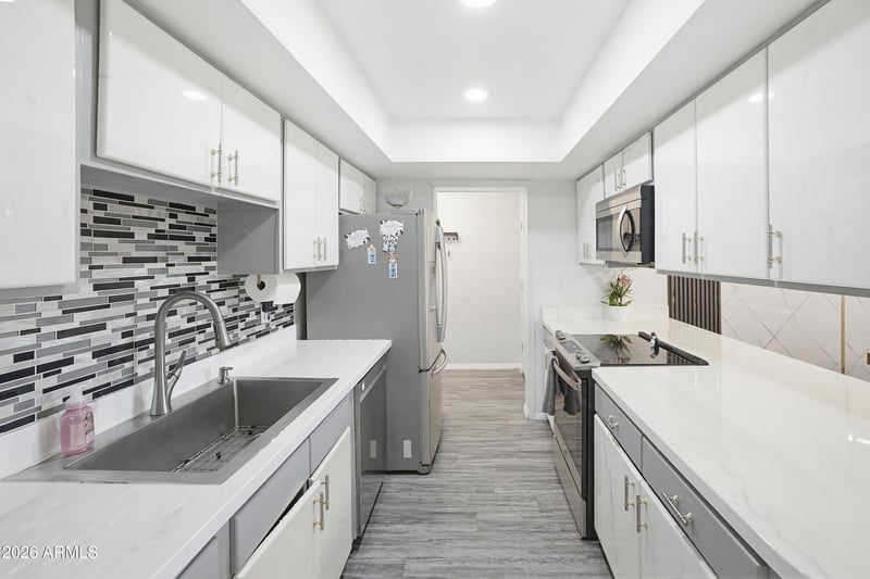9521 43rd Dr, Glendale, AZ 85302