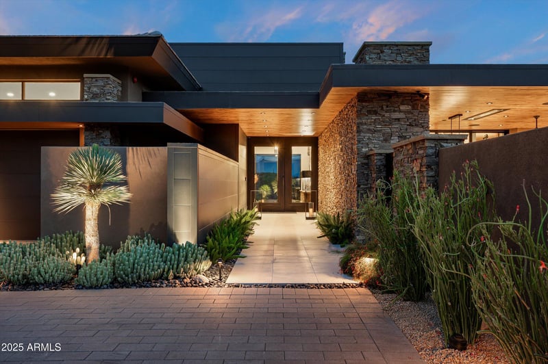 9589 Cintarosa Ps, Scottsdale, AZ 85262