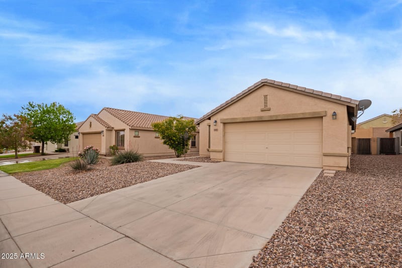 959 Desert Hills Dr, San Tan Valley, AZ 85143