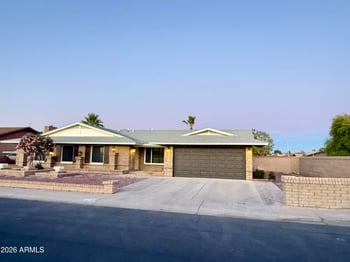 9627 58th Ln, Glendale, AZ 85302