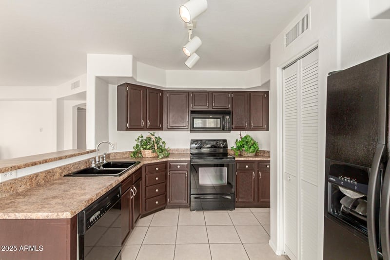 9649 51 St St, Phoenix, AZ 85044