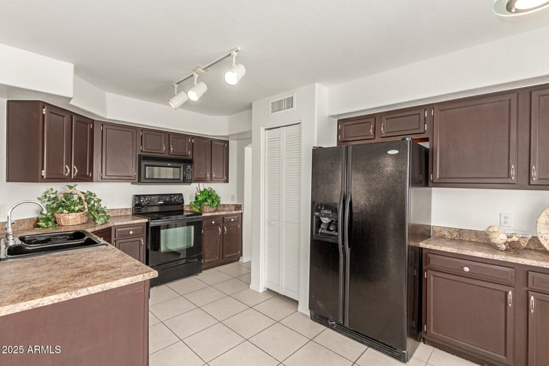 9649 51 St St, Phoenix, AZ 85044