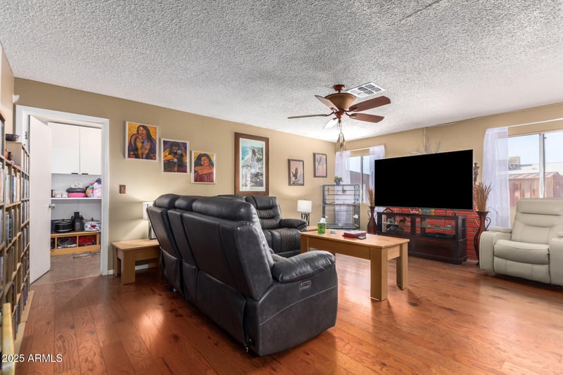 9672 72nd Ave, Peoria, AZ 85345