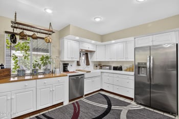 9726 Pineridge Dr, Sun City, AZ 85351