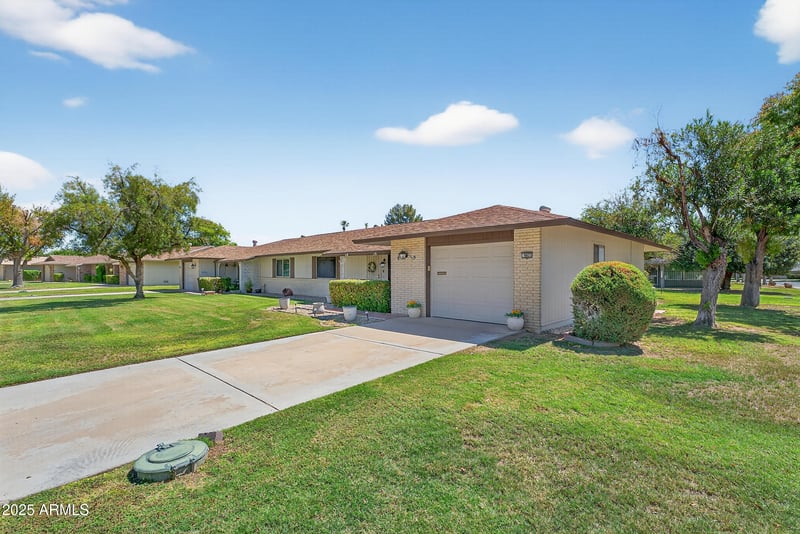 9821 Pleasant Valley Rd, Sun City, AZ 85351