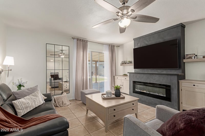 9825 44th Ave, Glendale, AZ 85302