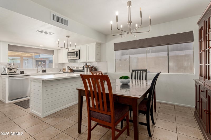 9825 44th Ave, Glendale, AZ 85302