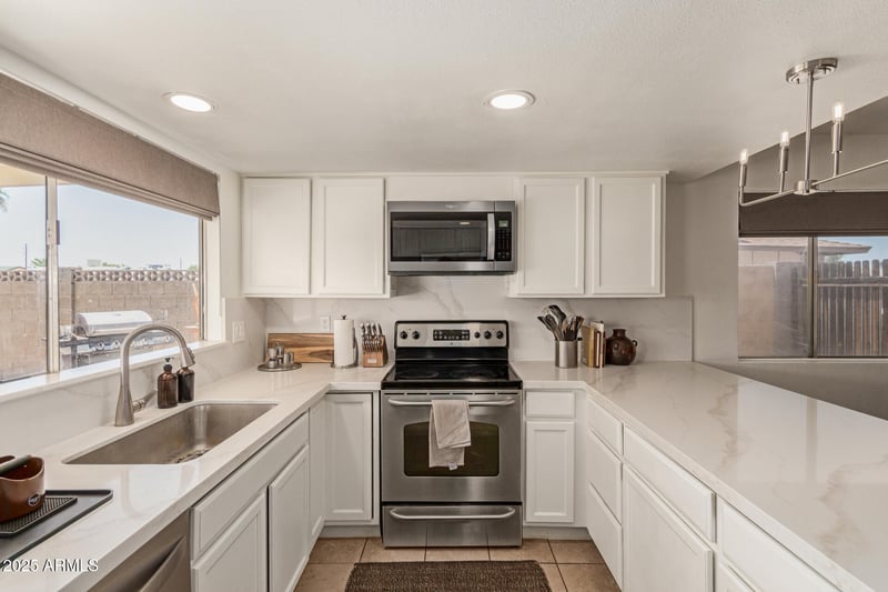 9825 44th Ave, Glendale, AZ 85302