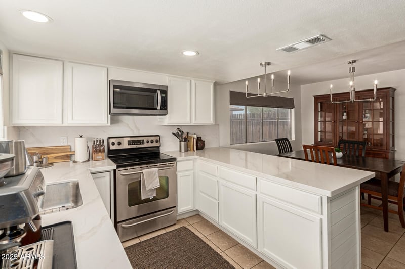 9825 44th Ave, Glendale, AZ 85302