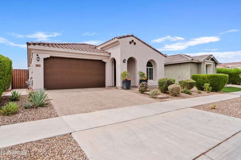 9833 Red Giant Dr, Mesa, AZ 85212