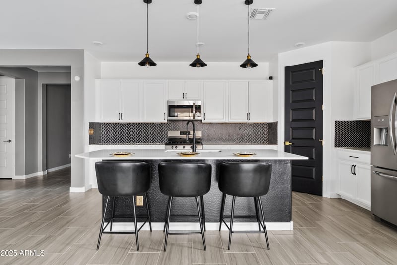 9833 Red Giant Dr, Mesa, AZ 85212