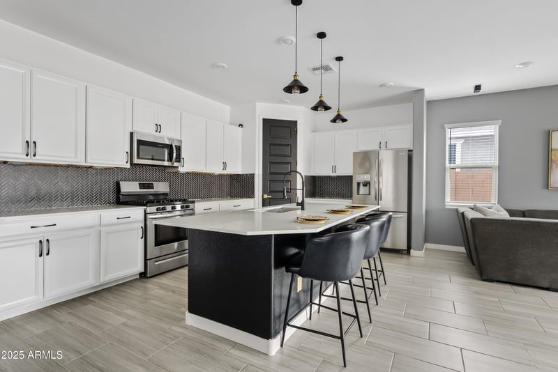 9833 Red Giant Dr, Mesa, AZ 85212