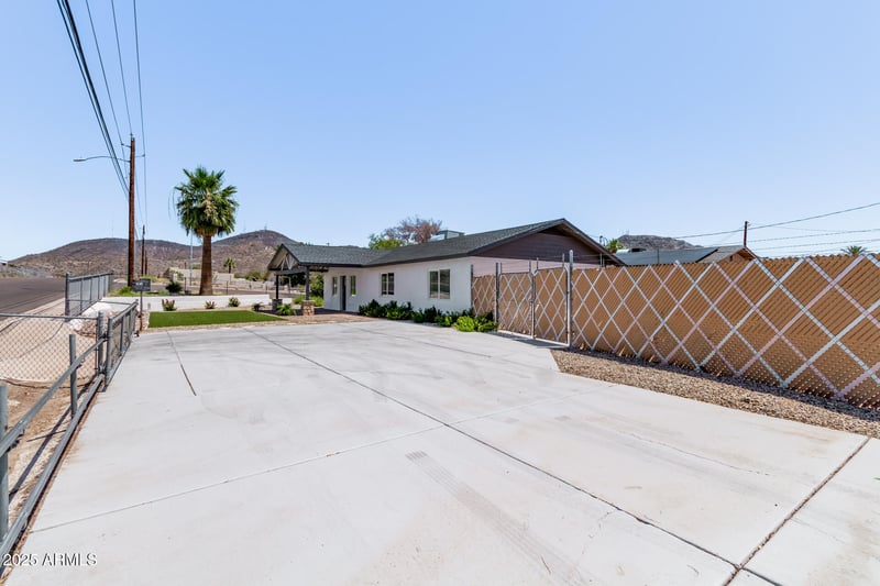 9845 15th Ave, Phoenix, AZ 85021