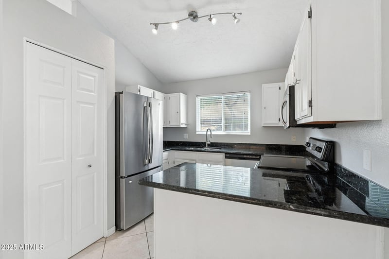 9852 46th St, Phoenix, AZ 85044
