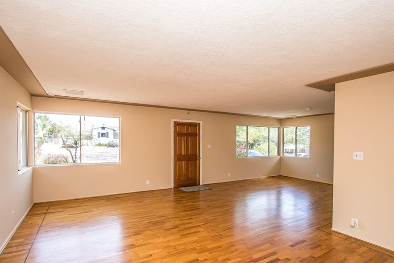 9862 N 1st St, Phoenix, AZ 85020